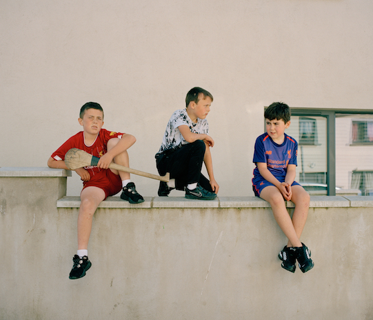 Youth of the Island Field, Boys on a Wall, Editions-Bild, Motivgrösse 30 x 25 cm